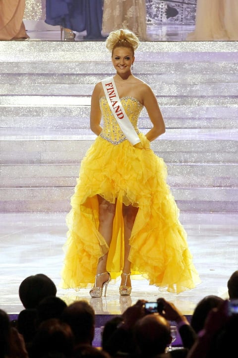 Miss Finalandia, Maija Kerisalmi lució un llamativo vestido amarillo que dejaba ver sus piernas al frente.