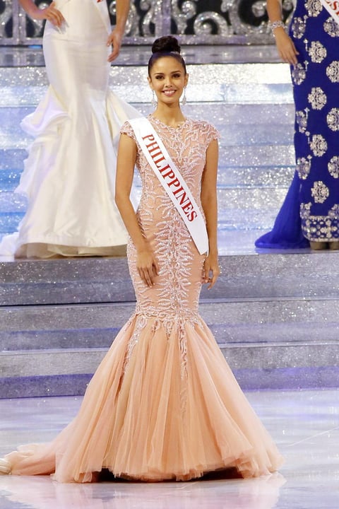 Megan Young desfiló deslumbrante ante el jurado con un elegante vestido.