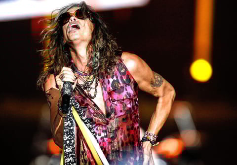 El público venezolano estalló cuando la legendaria banda tocó piezas exitosas como "Crying", "Crazy" y "I don't want to miss a thing", temas que los llevó al Salón de la Fama del Rock and Roll en el 2001.