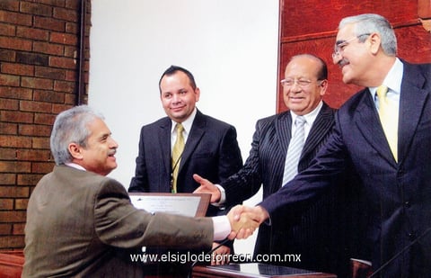 29092013 AUTORIDADES  universitarias haciendo entrega al Lic. Felipe García Martínez de un reconocimiento por sus 36 años de abogado postulante.
