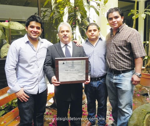 29092013 LIC. FELIPE GARCíA  Martínez es felicitado por sus hijos, Lic. Luis Felipe, Lic. Jesús Felipe y Lic. Humberto Felipe García Acosta, por el reconocimiento otorgado a su señor padre, por parte del Colegio de Abogados y las Facultades de Derecho de las universidades de la Región Lagunera.- Érick Sotomayor Fotografía