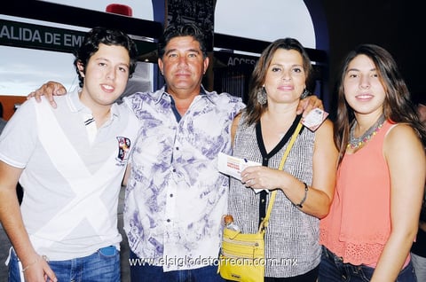 29092013 EN FAMILIA.  Mauricio, Mauricio, Maribel e Isabel.