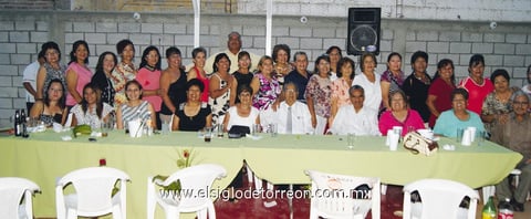 30092013 JUBILADOS.  Celebran el homenaje que ofrecieron al Profesor Ignacio Romero Torres por su trayectoria, en compañía de su esposa Bertha de Romero y su nuera Ileana Santacruz.