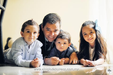 29092013 EN FAMILIA.  Ing. Miguel Alejandro Garza, en compañía de sus hijos Diego, Ximena y Damián Garza Martínez. - Ed Isais Fotografía