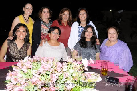 Festejo. Juanina Pérez de Gurrola en compañía de sus hermanas y amistades disfrutando de la celebración de cumpleaños ofrecida en su honor.