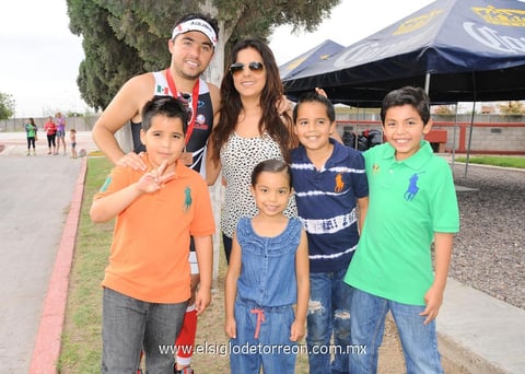Carlos y Lolita con sus sobrinos.