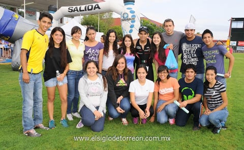 Alumnos de la Facultad de Odontología apoyando a Daniel Palomares y al Doctor Delgado.