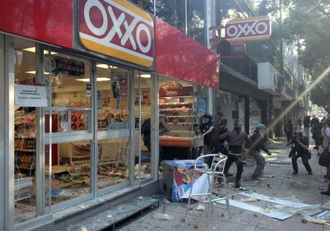 Contingentes de estudiantes y de grupos anarquistas causaron destrozos en varios edificios ubicados en Paseo de la Reforma, avenida que se encuentra resguardada por elementos de la Policía capitalina.