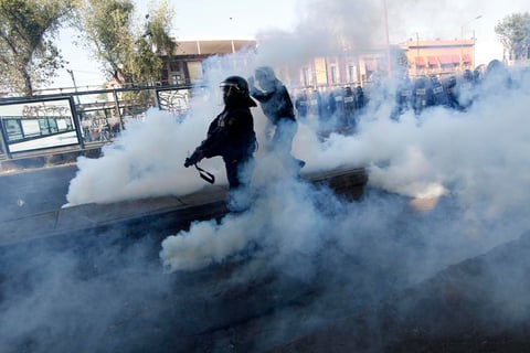 Luego del enfrentamiento que se suscitó en la esquina de Paseo de la Reforma y Avenida Juárez, varios contingentes se dispersaron, quedaron en el lugar palos, botellas y piedras que utilizaron los anarquistas para agredir a los uniformados.