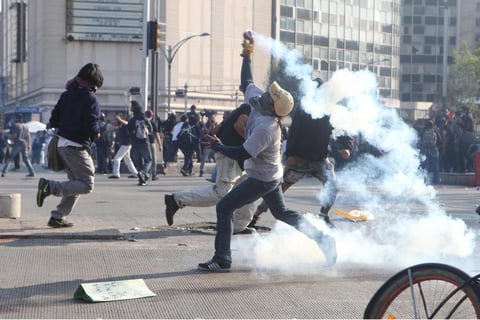 Los enfrentamientos se dieron en varios puntos de la trayectoria seguida por estudiantes, activistas y organizaciones sindicales cuando los "anarquistas", muchos de ellos con los rostros cubiertos, arrojaron botellas, piedras y otros objetos contra los agentes, que respondieron con gases lacrimógenos, según se constató.