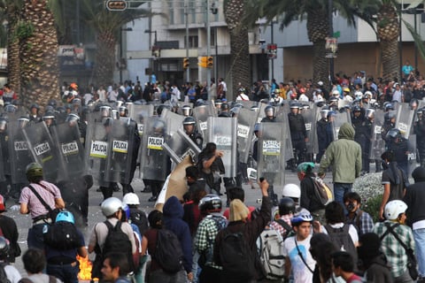 La marcha realizada en Ciudad de México para conmemorar el 45 aniversario de una matanza estudiantil y exigir justicia para las víctimas se vio opacada por los violentos choques entre jóvenes "anarquistas" con la policía de la capital.