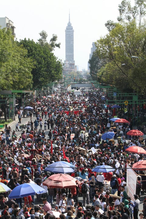 Miles de personas marcharon desde la Plaza de las Tres Culturas, escenario hace 45 años de la represión al movimiento estudiantil que protestaba contra el autoritarismo de la época, hasta el emblemático Ángel de la Independencia y allí realizaron un mitin en el que deploraron la violencia.