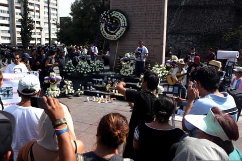 Miles de personas conmemoraron en la Plaza de las Tres Culturas la matanza de Tlatelolco.
