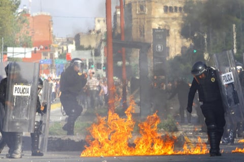 En la marcha para conmemorar la matanza de Tlatelolco de 1968 en la plaza de las Tres Culturas, un grupo de los autodenominados anarquistas, lanza artefactos explosivos caseros a policías antimotines.