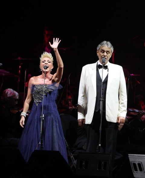 La Arena Ciudad de México se llenó de gritos, aplausos y porras cuando la artista mexicana Yuri salió al escenario para acompañar a Bocelli en una de las canciones más reconocidas de éste: "Vivo per lei", la cual fue cantada en italiano y español.