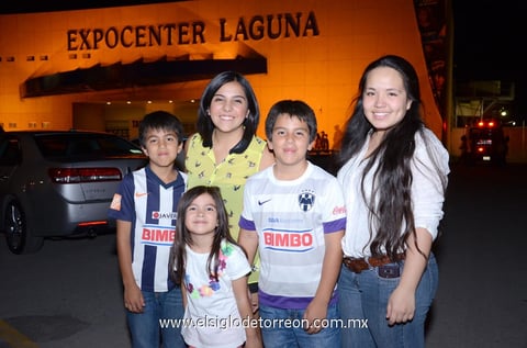 Disfrutan. José Manuel, Natalia, Vale, Diego y Julissa.