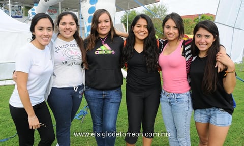 Apoyan.  Ana Cristina, Jackie, Alexia, Greta, Ana Laura y Helen.