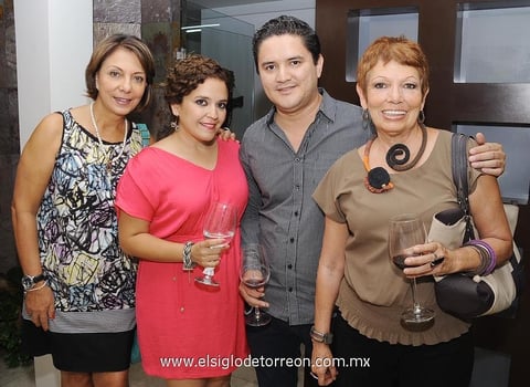 Pita.  Lupita, Román y Rowena.