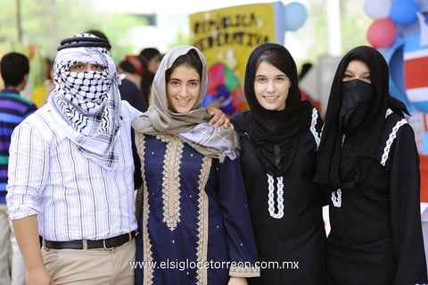 Feria Multicultural. Emilio, Andrea, Lulú y Lily.