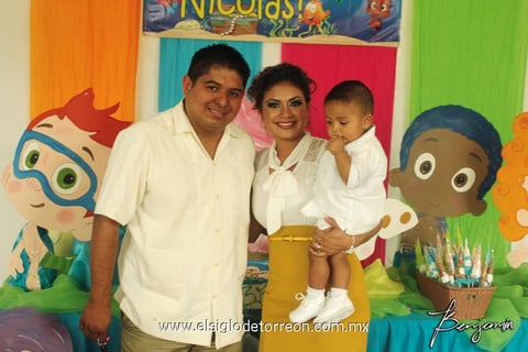 El festejado en compañía de sus padres, Ing. Hugo Pérez Caro y Jacqueline Andrade.
