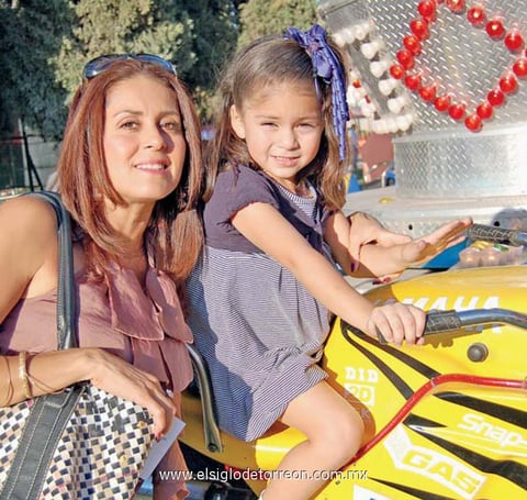 Claudia y Camila.