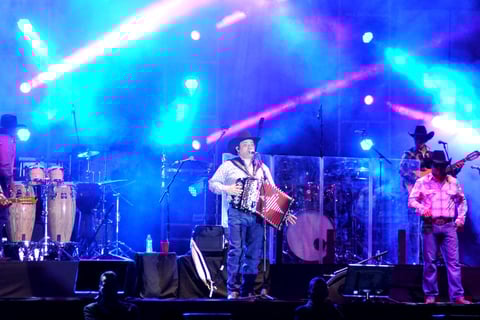 Intocable salió del escenario, pero sus fans pedían una canción más, los minutos pasaban y el grupo no regresaba, por lo que empezaron los gritos y abucheos de la gente, fue ahí cuando los integrantes regresaron al escenario.