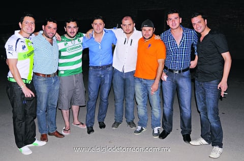 Aficionados al futbol. Arturo, Memo, Neto, Mago, Carlos, Abraham, Roy y Armando.