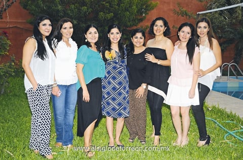 Prenatal.  Katy Macías se encuentra feliz por el cercano nacimiento de su bebé, la acompañan: Cristina, Yadira, Susana, Jenny, Tahnee, Alma y Mónica.
