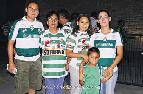 En el estadio. Lázaro, Licha, Jocelyn, Vero y Ángel.