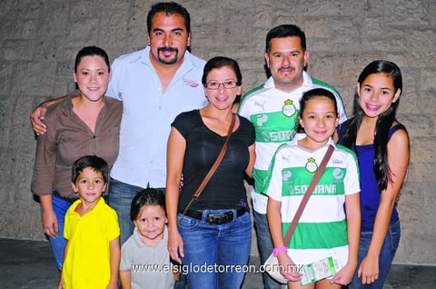 Apoyando a los guerreros.  Alexa, Carlos, Dani, Memo, Adriana, Alex, Caro y Ale.