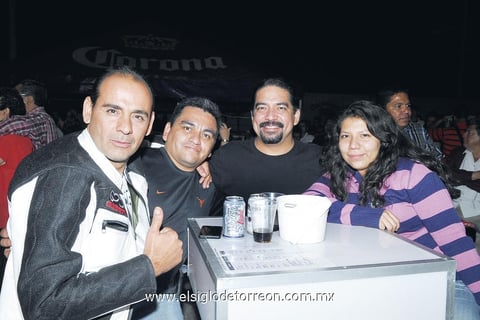 Disfrutan. Marco, Sergio, Ricardo y Damaris.