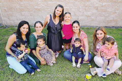 Piñata. Santiago y Vero, Renata y Adibe, Estefanía y Sergio, Mariana, Natalia e Isabel.