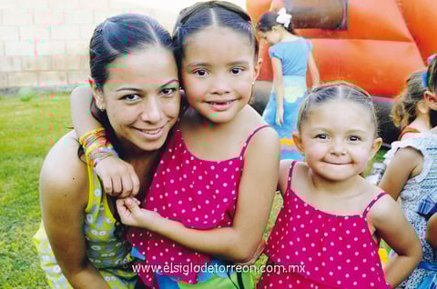 Fiesta.  Adriana, Ana Paula y Luisa.