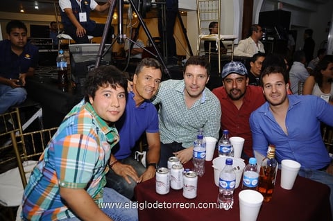 Noche de box.  Víctor, Jorge, Daniel, David y Alaín.