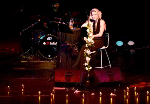 Tras un intermedio, el concierto se reanudó con piezas como Lie To Me y Get Out Of Here And Give Me Some Money Too.