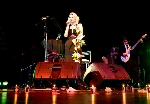 Abriendo con canciones como Do You Really Want To Hurt Me?, My Foolish Heart, Full Moon, Break My Heart y su versión de Personal Jesus, la jazzista deleitó a los asistentes con su peculiar timbre de voz.
