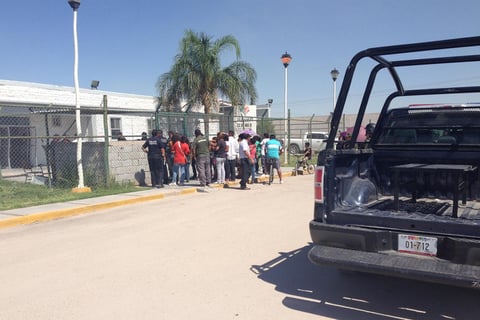 Luego de que se controló la situación, los familiares de los internos entraron al Certmi.