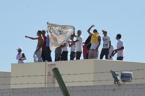 En mantas, camisas y sus propios cuerpos, los jóvenes pintaron la leyenda "Tenemos Hambre" y subieron a las azoteas del Centro para gritar consignas contra las autoridades.