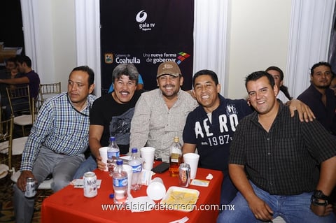 Entre amigos.  Carlos, Humberto, Benito, Sergio y Tomás.