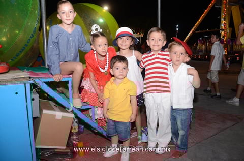 Muy contentos. Lourdes, Mayalen, Carlos, Sofía, Mateo y Pablo.