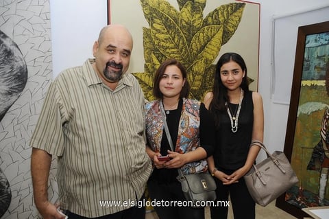 Inauguración.  Pepe, Laura y Ana Cecy.