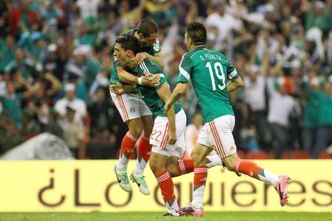 Raúl Jiménez, el goleador del América, quien había entrado de cambio tras el empate, hizo la jugada de la eliminatoria para México al recibir un pase de espaldas a la portería de Panamá para sacar un remate de chilena, una dulce "Huguiña" para el 2-1 de México.