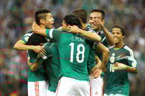 México obtuvo su primera victoria como local en la eliminatoria mundialista al derrotar 2-1 a Panamá con un gol de chilena de Raúl Jiménez que hizo revivir sus esperanzas para asegurar al menos la repesca que se decidirá en la última jornada.