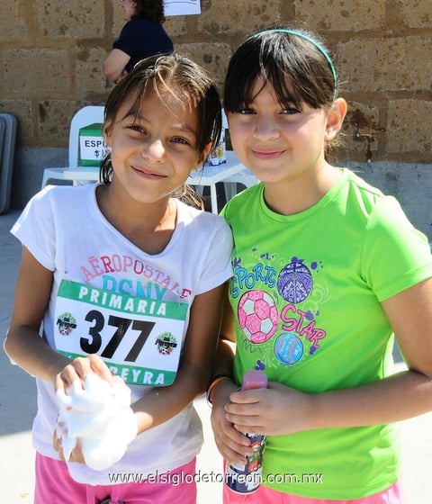 En el cole.  María Paula y Valeria.