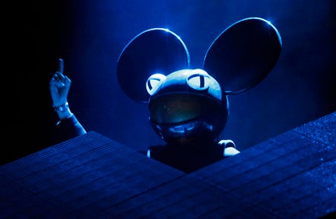 El músico Joel Thomas Zimmerman, mejor conocido como Deadmau5, demostró porque es considerado el quinto mejor DJ del mundo al congregar a cerca de 60 mil espectadores.