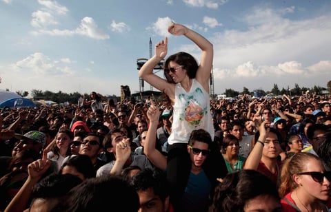 Miles de jóvenes se congregaron por más de 10 horas para disfrutar de cerca de 26 bandas.