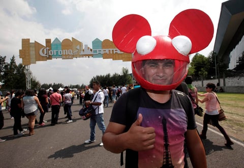 La curva 4 del Autódromo Hermanos Rodríguez se llenó de colorido y buen ánimo durante el primer día de actividades de este festival, que reúne a lo mejor del rock, electrónico y punk en aras de seguir promoviendo las diferentes corrientes musicales que coexisten en la urbe.