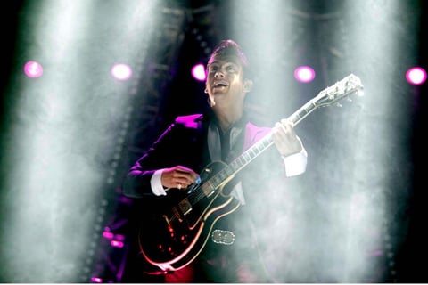 La banda británica Arctic Monkeys marcó el ritmo nocturno del Festival Corona Capital en las últimas horas de su cuarta edición, que en su segunda jornada musical, convocó a unas 80 mil personas.
