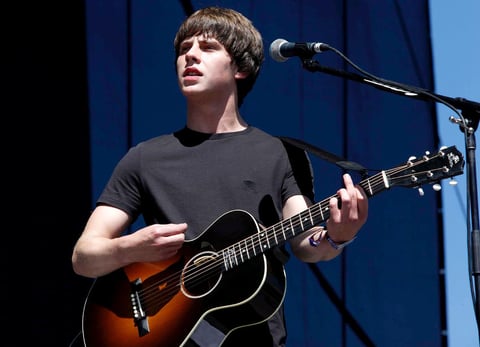 El joven británico Jake Bugg tuvo la difícil tarea de atraer hacia el escenario "Capital" a los primeros asistentes. Su propuesta, que cabalga entre el folk de Bob Dylan y el pop de raíces británicas, sirvió para constatar que lo suyo no es un éxito pasajero.