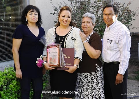 Profa. María Santa Ramos, Profr. Rodolfo Méndez y Profra. Martha Catalina Reza Villanueva acompañan a la festejada.